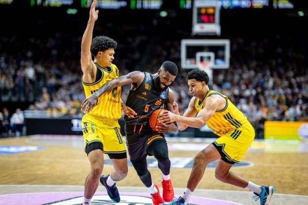 Basketball Berlin 03.05.2026 Saison 2025 2026 EasyCredit BBL 1. Bundesliga Männer, Herren Alba Berlin - NINERS Chemnitz Corey Davis (Chemnitz, No.05) Jack Kayil (Alba Berlin, No.07) Michael Rataj (Alba Berlin, No.21) Mike