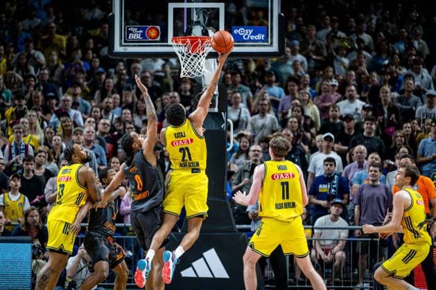 Basketball Berlin 03.05.2026 Saison 2025 2026 EasyCredit BBL 1. Bundesliga Männer, Herren Alba Berlin - NINERS Chemnitz Michael Rataj (Alba Berlin, No.21) Mike Kevin Yebo (Chemnitz, No.00)