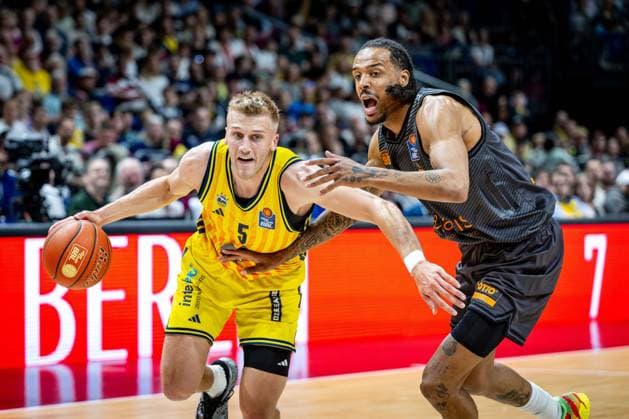 Basketball Berlin 03.05.2026 Saison 2025 2026 EasyCredit BBL 1. Bundesliga Männer, Herren Alba Berlin - NINERS Chemnitz Sam Griesel (Alba Berlin, No.05) Kevin Yebo (Chemnitz, No.00)
