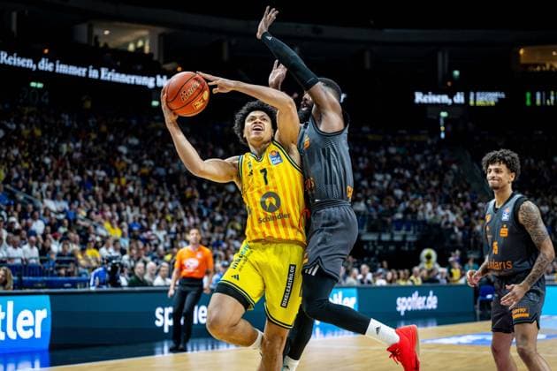 Basketball Berlin 03.05.2026 Saison 2025 2026 EasyCredit BBL 1. Bundesliga Männer, Herren Alba Berlin - NINERS Chemnitz Jack Kayil (Alba Berlin, No.07) Corey Davis (Chemnitz, No.05)