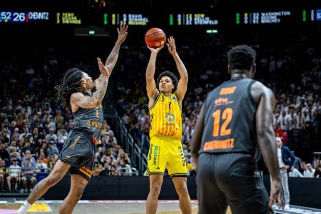 Basketball Berlin 03.05.2026 Saison 2025 2026 EasyCredit BBL 1. Bundesliga Männer, Herren Alba Berlin - NINERS Chemnitz Jack Kayil (Alba Berlin, No.07) Nike Sibande (Chemnitz, No.02)