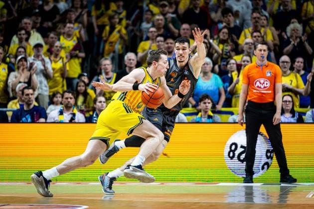 Basketball Berlin 03.05.2026 Saison 2025 2026 EasyCredit BBL 1. Bundesliga Männer, Herren Alba Berlin - NINERS Chemnitz Justin Bean (Alba Berlin, No.34) John Newman III (Chemnitz, No.09)