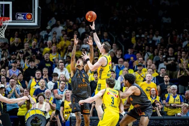Basketball Berlin 03.05.2026 Saison 2025 2026 EasyCredit BBL 1. Bundesliga Männer, Herren Alba Berlin - NINERS Chemnitz Justin Bean (Alba Berlin, No.34) Kevin Yebo (Chemnitz, No.00)