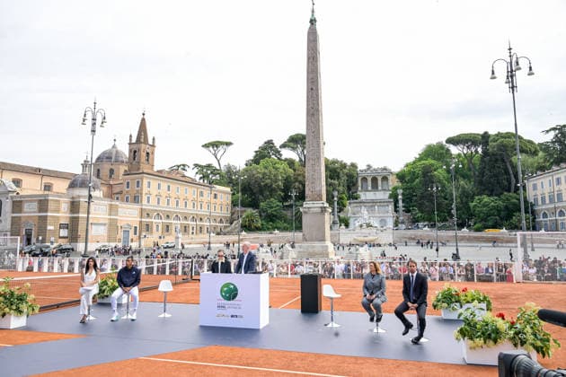 Iga Swiatek e Felix Auger-Aliassime, Giulia Orlandi, Roland Herfel Paolo Lorenzi durante il sorteggio dei tabelloni degli Internazionali D™Italia di tennis a Piazza del Popolo. LunedÃ¬ 4 Maggio 2026. News  Copyright: xValentinaxStefanelli LaPressex