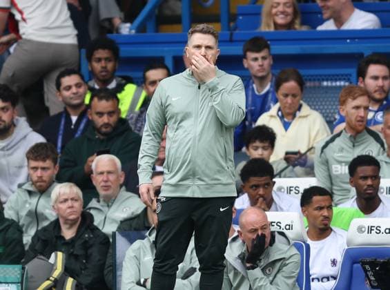 Premier League - Chelsea v Nottingham Forest LONDON, ENGLAND, MAY 04: Calum McFarlane Manager of Chelsea looks disappointed & dejected during the Premier League match between Chelsea v Nottingham Forest at Stamford Bridge Stadium, London, England, on May 4. (Photo by Daniel Weir) London Stamford Bridge STadium England Copyright: xDanielxWeir SportsxPressxPhotox Sportspressphoto_SPR141706