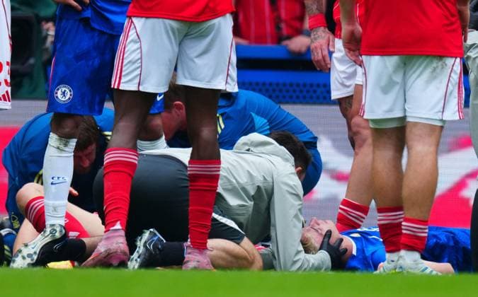 Jesse Derry of Chelsea collides with Zach Abbott of Nottingham Forest Chelsea v Nottingham Forest, Premier League, Football, Stamford Bridge, London , UK - 04 May 2026London Stamford Bridge United Kingdom EDITORIAL USE ONLY No use with unauthorised audio, video, data, fixture lists, club league logos or live services. Online in-match use limited to 120 images, no video emulation. No use in betting, games or single club league player publications. Copyright: xJavierxGarcia Shutterstockx 16854610af