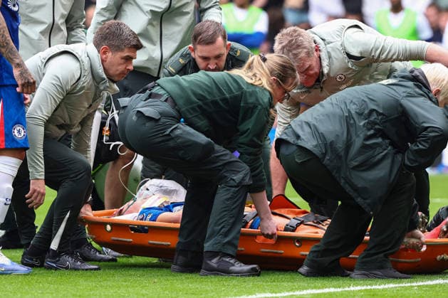 Chelsea v Nottingham Forest, Premier League Jesse Derry of Chelsea serious injury, carried off on a stretcher during the Chelsea v Nottingham Forest Premier League match at Stamford Bridge, London, England on 4 May 2026 Credit: Ian Stephen Every Second Media Editorial use only. All images are copyright Every Second Media Limited. No images may be reproduced without prior permission. All rights reserved. Premier League and Football League images are subject to licensing agreements with Football DataCo Limited. see https: www.football-dataco.com Copyright: xIMAGO EveryxSecondxMediax ESM-1973-0047 IanxStephenx xEveryxSecondxMediax