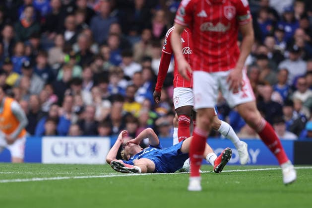4th May 2026; Stamford Bridge, Chelsea, London, England: Premier League Football, Chelsea versus Nottingham Forest; Jesse Derry of Chelsea goes down holding his face after an off the ball collision with Ryan Yates of Nottingham Forest KatiexChan