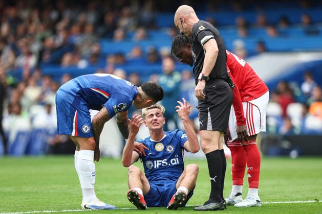 Chelsea v Nottingham Forest, Premier League Jesse Derry of Chelsea on the ground following a challenge during the Chelsea v Nottingham Forest Premier League match at Stamford Bridge, London, England on 4 May 2026 Credit: Ian Stephen Every Second Media Editorial use only. All images are copyright Every Second Media Limited. No images may be reproduced without prior permission. All rights reserved. Premier League and Football League images are subject to licensing agreements with Football DataCo Limited. see https: www.football-dataco.com Copyright: xIMAGO EveryxSecondxMediax ESM-1973-0053 IanxStephenx xEveryxSecondxMediax