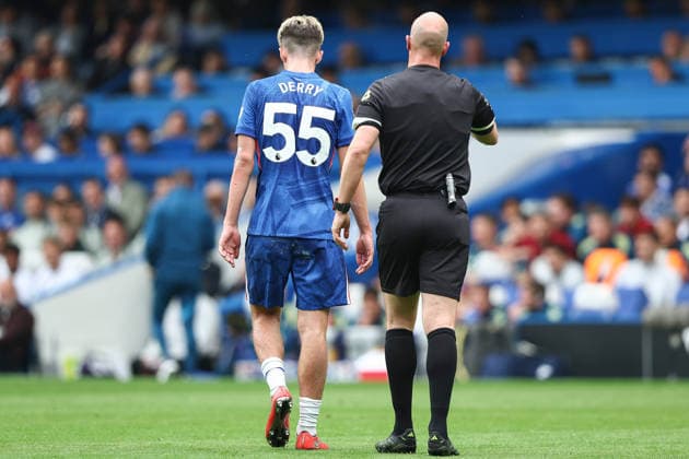 Chelsea v Nottingham Forest, Premier League Referee Anthony Taylor walks Jesse Derry of Chelsea off the pitch following a challenge during the Chelsea v Nottingham Forest Premier League match at Stamford Bridge, London, England on 4 May 2026 Credit: Ian Stephen Every Second Media Editorial use only. All images are copyright Every Second Media Limited. No images may be reproduced without prior permission. All rights reserved. Premier League and Football League images are subject to licensing agreements with Football DataCo Limited. see https: www.football-dataco.com Copyright: xIMAGO EveryxSecondxMediax ESM-1973-0054 IanxStephenx xEveryxSecondxMediax