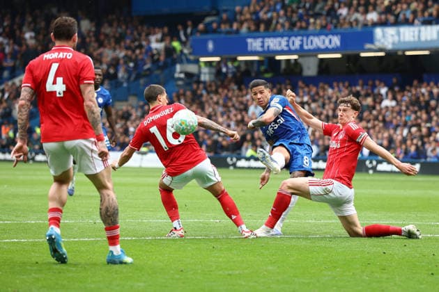 Chelsea v Nottingham Forest, Premier League Enzo Fernandez of Chelsea strikes the balls against Morato of Nottingham Forest during the Chelsea v Nottingham Forest Premier League match at Stamford Bridge, London, England on 4 May 2026 Credit: Ian Stephen Every Second Media Editorial use only. All images are copyright Every Second Media Limited. No images may be reproduced without prior permission. All rights reserved. Premier League and Football League images are subject to licensing agreements with Football DataCo Limited. see https: www.football-dataco.com Copyright: xIMAGO EveryxSecondxMediax ESM-1973-0056 IanxStephenx xEveryxSecondxMediax