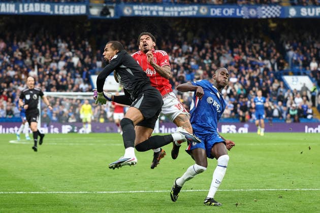 Chelsea v Nottingham Forest, Premier League Robert Sanchez of Chelsea elbows Morgan Gibbs-White of Nottingham Forest in the head cutting his forehead open during the Chelsea v Nottingham Forest Premier League match at Stamford Bridge, London, England on 4 May 2026 Credit: Ian Stephen Every Second Media Editorial use only. All images are copyright Every Second Media Limited. No images may be reproduced without prior permission. All rights reserved. Premier League and Football League images are subject to licensing agreements with Football DataCo Limited. see https: www.football-dataco.com Copyright: xIMAGO EveryxSecondxMediax ESM-1973-0067 IanxStephenx xEveryxSecondxMediax