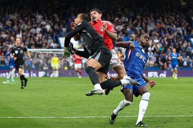 Chelsea v Nottingham Forest, Premier League Robert Sanchez of Chelsea™s head collides with Morgan Gibbs-White of Nottingham Forest cutting his forehead open during the Chelsea v Nottingham Forest Premier League match at Stamford Bridge, London, England on 4 May 2026 Credit: Ian Stephen Every Second Media Editorial use only. All images are copyright Every Second Media Limited. No images may be reproduced without prior permission. All rights reserved. Premier League and Football League images are subject to licensing agreements with Football DataCo Limited. see https: www.football-dataco.com Copyright: xIMAGO EveryxSecondxMediax ESM-1973-0068 IanxStephenx xEveryxSecondxMediax