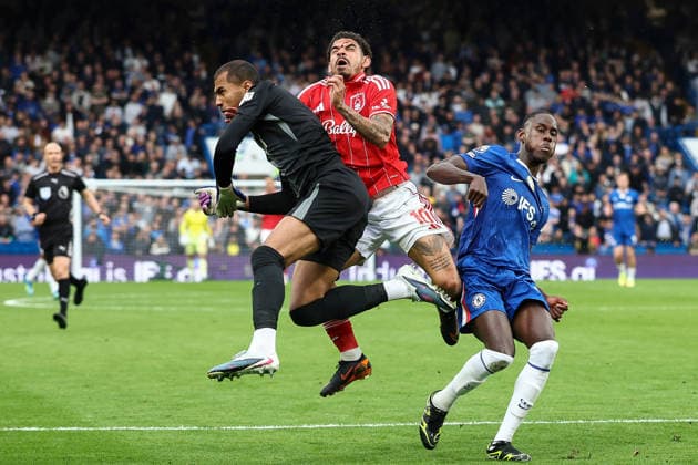Chelsea v Nottingham Forest, Premier League Robert Sanchez of Chelsea™s head collides with Morgan Gibbs-White of Nottingham Forest cutting his forehead open during the Chelsea v Nottingham Forest Premier League match at Stamford Bridge, London, England on 4 May 2026 Credit: Ian Stephen Every Second Media Editorial use only. All images are copyright Every Second Media Limited. No images may be reproduced without prior permission. All rights reserved. Premier League and Football League images are subject to licensing agreements with Football DataCo Limited. see https: www.football-dataco.com Copyright: xIMAGO EveryxSecondxMediax ESM-1973-0070 IanxStephenx xEveryxSecondxMediax