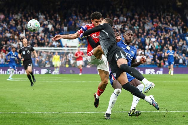 Chelsea v Nottingham Forest, Premier League Robert Sanchez of Chelsea™s head collides with Morgan Gibbs-White of Nottingham Forest cutting his forehead open during the Chelsea v Nottingham Forest Premier League match at Stamford Bridge, London, England on 4 May 2026 Credit: Ian Stephen Every Second Media Editorial use only. All images are copyright Every Second Media Limited. No images may be reproduced without prior permission. All rights reserved. Premier League and Football League images are subject to licensing agreements with Football DataCo Limited. see https: www.football-dataco.com Copyright: xIMAGO EveryxSecondxMediax ESM-1973-0074 IanxStephenx xEveryxSecondxMediax