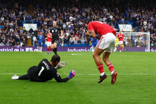 Premier League: Chelsea v Nottingham Forest LONDON, UK - 4th May 2026: Morgan Gibbs-White of Nottingham Forest clutches his head after a collision with Robert Sanchez of Chelsea during the Premier League match between Chelsea FC and Nottingham Forest FC at Stamford Bridge London Stamford Bridge England United Kingdom Copyright: xCraigxMercerx xPeakxActionxPhotosx