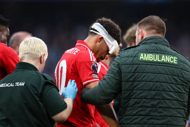 Premier League: Chelsea v Nottingham Forest LONDON, UK - 4th May 2026: A bandaged and bloodied Morgan Gibbs-White of Nottingham Forest is forced off after a clash of heads with Robert Sanchez of Chelsea during the Premier League match between Chelsea FC and Nottingham Forest FC at Stamford Bridge London Stamford Bridge England United Kingdom Copyright: xCraigxMercerx xPeakxActionxPhotosx