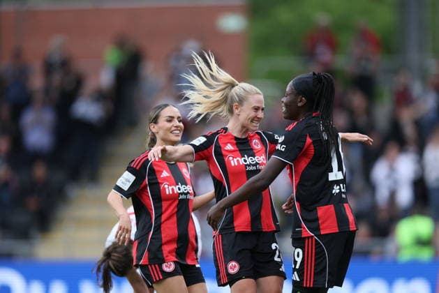GER, Frankfurt, Eintracht Frankfurt vs FC Nürnberg, Google Pixel Bundesliga, Fussball, DFB, Spielzeit 2025 2026, Stadion am Brentanobad, 24. Spieltag im Bild: Rebecka Blomqvist (Eintracht Frankfurt Frauen 28) umarmt Torschützin Nicole Anyomi (Eintracht Frankfurt Frauen 19), Tor, Jubel und Freude, Emotionen DFB DFL REGULATIONS PROHIBIT ANY USE OF PHOTOGRAPHS AS IMAGE SEQUENCES AND OR QUASI-VIDEO, 04.05.2026 Copyright: HMBxMedia HendrikxHamelau
