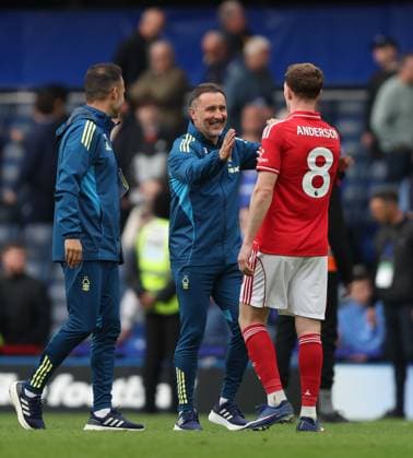 Premier League - Chelsea v Nottingham Forest LONDON, ENGLAND, MAY 04: Vitor Pereira Manager of Nottingham Forest congratulates Elliot Anderson of Nottingham Forest at the full time whistle during the Premier League match between Chelsea v Nottingham Forest at Stamford Bridge Stadium, London, England, on May 4. (Photo by Daniel Weir) London Stamford Bridge STadium England Copyright: xDanielxWeir SportsxPressxPhotox Sportspressphoto_SPR141880