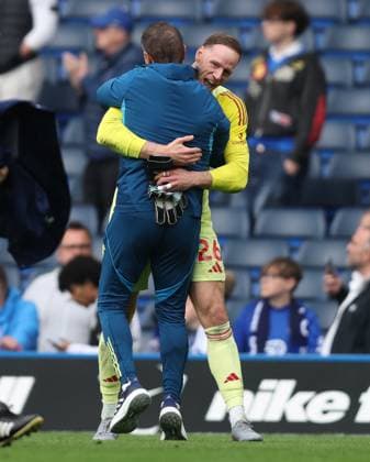 Premier League - Chelsea v Nottingham Forest LONDON, ENGLAND, MAY 04: Vitor Pereira Manager of Nottingham Forest congratulates Matz Sels of Nottingham Forest at the full time whistle during the Premier League match between Chelsea v Nottingham Forest at Stamford Bridge Stadium, London, England, on May 4. (Photo by Daniel Weir) London Stamford Bridge STadium England Copyright: xDanielxWeir SportsxPressxPhotox Sportspressphoto_SPR141881