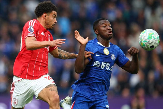 Premier League: Chelsea v Nottingham Forest LONDON, UK - 4th May 2026: Moises Caicedo of Chelsea under pressure from Morgan Gibbs-White of Nottingham Forest during the Premier League match between Chelsea FC and Nottingham Forest FC at Stamford Bridge London Stamford Bridge England United Kingdom Copyright: xCraigxMercerx xPeakxActionxPhotosx