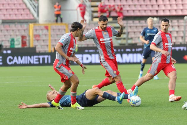Cremonese s Giuseppe Pezzella and LazioÕs Gustav Isaksen during the Serie A soccer match between Cremonese and Lazio at the Giovanni Zini Stadium in Cremona Italy - Sunday, 4 may 2026. - Soccer .  Copyright: xAlbertoxMariani LaPressex