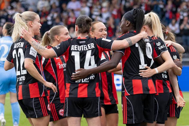Google Pixel Frauen Bundesliga: Eintracht Frankfurt - 1. FC Nürnberg, 04.05.2026 Nadine Riesen (Eintracht Frankfurt 22) & Geraldine Reuteler (Eintracht Frankfurt 14) & Nicole Anyomi (Eintracht Frankfurt 19) & Rebecka Blomqvist (Eintracht Frankfurt 28) & Lisanne Gräwe (Eintracht Frankfurt 8) & Elisa Senß Senss (Eintracht Frankfurt 6) & Ereleta Memeti (Eintracht Frankfurt 27) feiern das Tor den Treffer zum 1:0, Eintracht Frankfurt - 1. FC Nürnberg, Frankfurt, Stadion am Brentanobad, 4.5.2026 Copyright: xBEAUTIFULxSPORTS Gawlikx