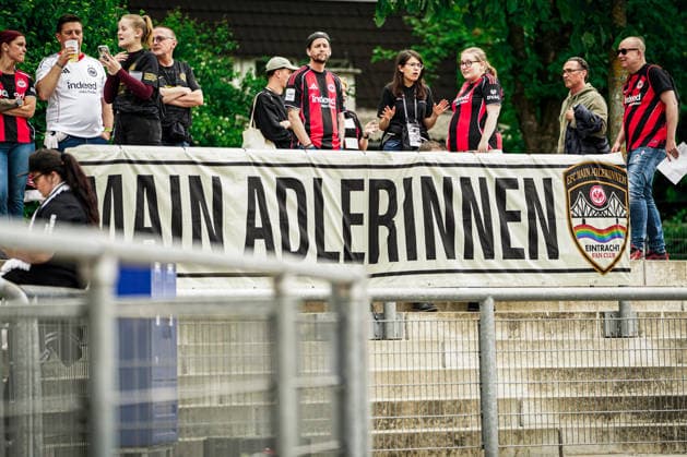 Deutschland: Fussball Google Pixel Frauen-Bundesliga 2025 2026 , 24. Spieltag - Eintracht Frankfurt Frauen vs 1. FC Nürnberg Frauen - Stadion Am Brentanobad (Frankfurt) : Banner, Fans Copyright: xBennetxLongx