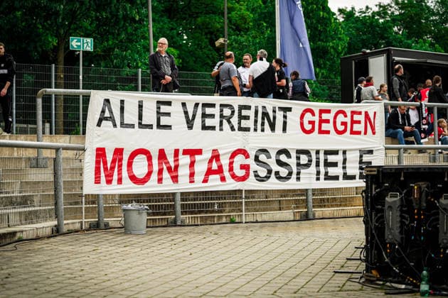 Deutschland: Fussball Google Pixel Frauen-Bundesliga 2025 2026 , 24. Spieltag - Eintracht Frankfurt Frauen vs 1. FC Nürnberg Frauen - Stadion Am Brentanobad (Frankfurt) : Banner, Protest Copyright: xBennetxLongx