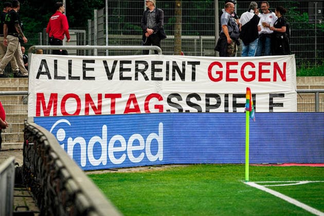 Deutschland: Fussball Google Pixel Frauen-Bundesliga 2025 2026 , 24. Spieltag - Eintracht Frankfurt Frauen vs 1. FC Nürnberg Frauen - Stadion Am Brentanobad (Frankfurt) : Banner, Protest Copyright: xBennetxLongx