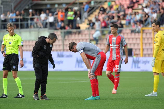 infortunio Cremonese s Federico Baschirotto during the Serie A soccer match between Cremonese and Lazio at the Giovanni Zini Stadium in Cremona Italy - Sunday, 4 may 2026. - Soccer .  Copyright: xAlbertoxMariani LaPressex