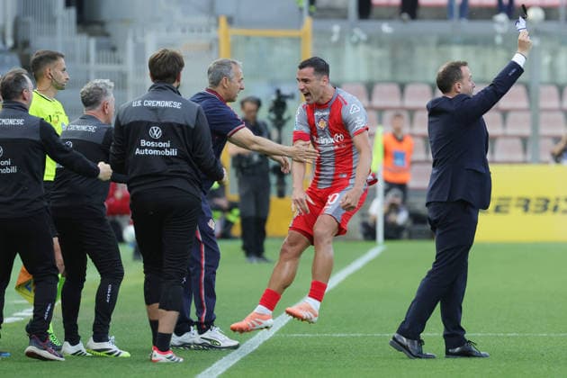Cremonese s Federico Bonazzoli jubilates and Cremonese s head coach Davide Nicola after scoring the goal 1-0 during the Serie A soccer match between Cremonese and Lazio at the Giovanni Zini Stadium in Cremona Italy - Sunday, 4 may 2026. - Soccer .  Copyright: xAlbertoxMariani LaPressex