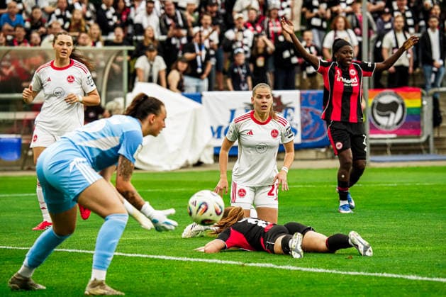 Deutschland: Fussball Google Pixel Frauen-Bundesliga 2025 2026 , 24. Spieltag - Eintracht Frankfurt Frauen vs 1. FC Nürnberg Frauen - Stadion Am Brentanobad (Frankfurt) : Torchance Copyright: xBennetxLongx