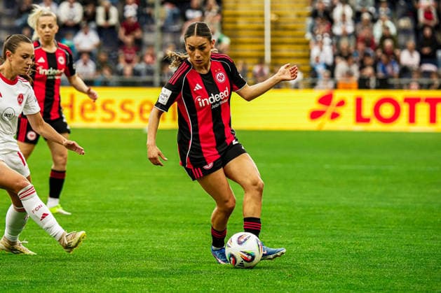 Deutschland: Fussball Google Pixel Frauen-Bundesliga 2025 2026 , 24. Spieltag - Eintracht Frankfurt Frauen vs 1. FC Nürnberg Frauen - Stadion Am Brentanobad (Frankfurt) : am Ball Copyright: xBennetxLongx