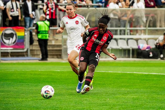 Deutschland: Fussball Google Pixel Frauen-Bundesliga 2025 2026 , 24. Spieltag - Eintracht Frankfurt Frauen vs 1. FC Nürnberg Frauen - Stadion Am Brentanobad (Frankfurt) : Nicole Anyomi (Eintracht Frankfurt Frauen, 19) am Ball, Torschuss, Torchance, Schuss Copyright: xBennetxLongx