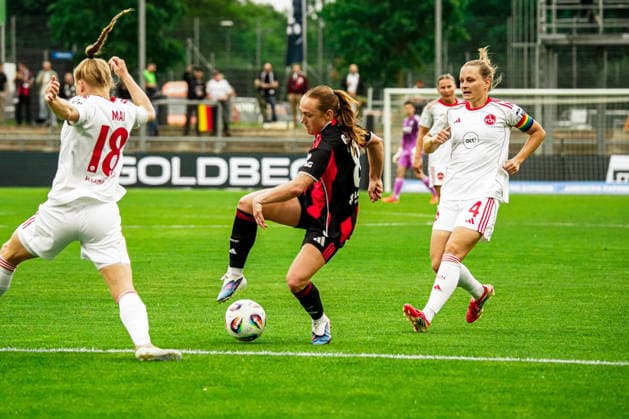Deutschland: Fussball Google Pixel Frauen-Bundesliga 2025 2026 , 24. Spieltag - Eintracht Frankfurt Frauen vs 1. FC Nürnberg Frauen - Stadion Am Brentanobad (Frankfurt) : Lisanne Gräwe Lisanne Graewe (Eintracht Frankfurt Frauen, 8) am Ball Copyright: xBennetxLongx