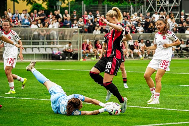 Deutschland: Fussball Google Pixel Frauen-Bundesliga 2025 2026 , 24. Spieltag - Eintracht Frankfurt Frauen vs 1. FC Nürnberg Frauen - Stadion Am Brentanobad (Frankfurt) : Lourdes Romero (1. FC Nürnberg Frauen, 25) Parade, am Ball Copyright: xBennetxLongx