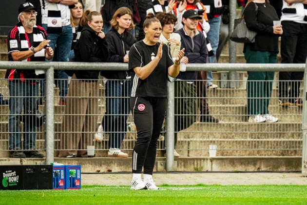 Deutschland: Fussball Google Pixel Frauen-Bundesliga 2025 2026 , 24. Spieltag - Eintracht Frankfurt Frauen vs 1. FC Nürnberg Frauen - Stadion Am Brentanobad (Frankfurt) : Isabel Bauer (Trainer, Trainerin, 1. FC Nürnberg Frauen) Mimik, Emotion, Gestik, Geste Copyright: xBennetxLongx