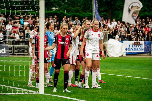 Deutschland: Fussball Google Pixel Frauen-Bundesliga 2025 2026 , 24. Spieltag - Eintracht Frankfurt Frauen vs 1. FC Nürnberg Frauen - Stadion Am Brentanobad (Frankfurt) : Eckball, Torchance Copyright: xBennetxLongx