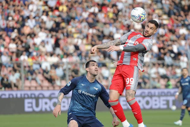 Foto IPP Emanuele Pennacchio Cremona 04 05 2026 Campionato Calcio Serie A 2025-2026 US Cremonese - SS Lazio Nella foto Antonio Sanabria of US Cremonese under pressure from Alessio Romagnoli of SS Lazio italyphotopress world copyright Cremona italy Italia ITALY  Copyright: xR4924_italyphotopressx