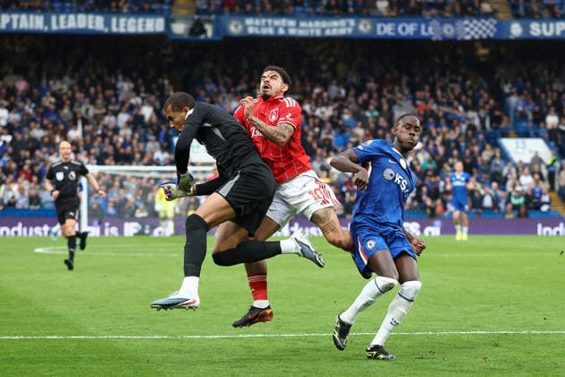 Chelsea v Nottingham Forest, Premier League Robert Sanchez of Chelsea™s head collides with Morgan Gibbs-White of Nottingham Forest cutting his forehead open during the Chelsea v Nottingham Forest Premier League match at Stamford Bridge, London, England on 4 May 2026 Credit: Ian Stephen Every Second Media Editorial use only. All images are copyright Every Second Media Limited. No images may be reproduced without prior permission. All rights reserved. Premier League and Football League images are subject to licensing agreements with Football DataCo Limited. see https: www.football-dataco.com Copyright: xIMAGO EveryxSecondxMediax ESM-1973-0088 IanxStephenx xEveryxSecondxMediax