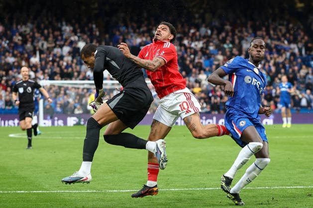 Chelsea v Nottingham Forest, Premier League Robert Sanchez of Chelsea™s head collides with Morgan Gibbs-White of Nottingham Forest cutting his forehead open during the Chelsea v Nottingham Forest Premier League match at Stamford Bridge, London, England on 4 May 2026 Credit: Ian Stephen Every Second Media Editorial use only. All images are copyright Every Second Media Limited. No images may be reproduced without prior permission. All rights reserved. Premier League and Football League images are subject to licensing agreements with Football DataCo Limited. see https: www.football-dataco.com Copyright: xIMAGO EveryxSecondxMediax ESM-1973-0089 IanxStephenx xEveryxSecondxMediax