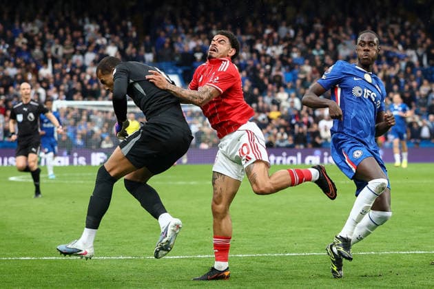 Chelsea v Nottingham Forest, Premier League Robert Sanchez of Chelsea™s head collides with Morgan Gibbs-White of Nottingham Forest cutting his forehead open during the Chelsea v Nottingham Forest Premier League match at Stamford Bridge, London, England on 4 May 2026 Credit: Ian Stephen Every Second Media Editorial use only. All images are copyright Every Second Media Limited. No images may be reproduced without prior permission. All rights reserved. Premier League and Football League images are subject to licensing agreements with Football DataCo Limited. see https: www.football-dataco.com Copyright: xIMAGO EveryxSecondxMediax ESM-1973-0090 IanxStephenx xEveryxSecondxMediax