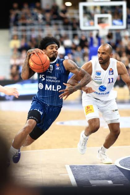 Michael Weathers (20; MLP Academics Heidelberg) dribbelt energisch am Korb, während Akeem Vargas (11; Syntainics MBC) ihn verteidigt im SNP Dome Dribbling von Michael Weathers (20; MLP Academics Heidelberg) gegen Akeem Vargas (11; Syntainics MBC) Copyright: xMichaelxGelhardtx