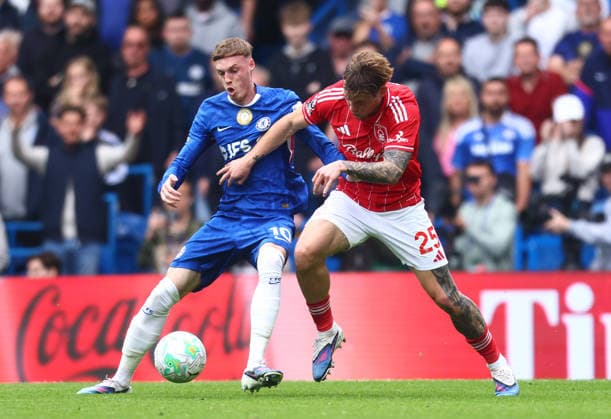 Chelsea v Nottingham Forest, English Premier League, Stamford Bridge, Stamford Bridge, London, UK - 04 05 2026 Cole Palmer of Chelsea holds off Luca Netz of Nottingham Forrest during the Premier League game at Stamford Bridge London Stamford Bridge London GBR, UK NEWSPAPERS OUT Copyright: xMarkxGreenwoodx