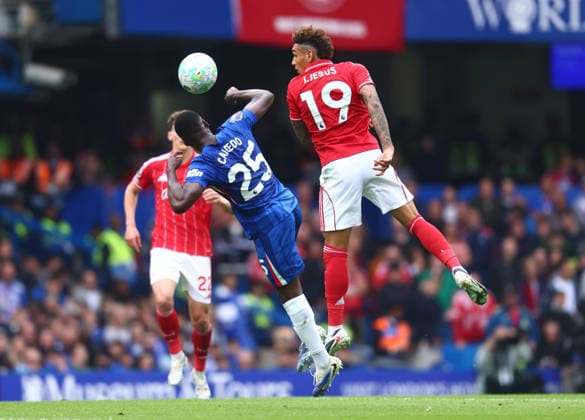 Chelsea v Nottingham Forest, English Premier League, Stamford Bridge, Stamford Bridge, London, UK - 04 05 2026 Igor Jesus of Nottingham Forrest wins ahead from MoisÃ s Caicedo of Chelsea during the Premier League game at Stamford Bridge London Stamford Bridge London GBR, UK NEWSPAPERS OUT Copyright: xMarkxGreenwoodx