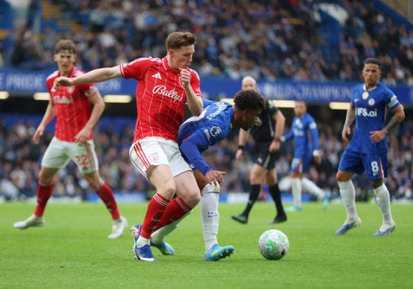 Chelsea v Nottingham Forest, English Premier League, Stamford Bridge, Stamford Bridge, London, UK - 04 05 2026 Andrey Santos of Chelsea is pressured by Elliot Anderson of Nottingham Forrest during the Premier League game at Stamford Bridge London Stamford Bridge London GBR, UK NEWSPAPERS OUT Copyright: xMarkxGreenwoodx
