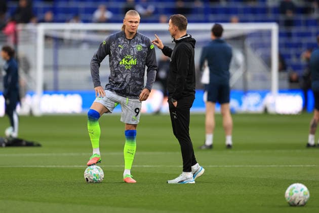 4th May 2026; Hill Dickinson Stadium, Liverpool, England; Premier League Football, Everton versus Manchester City; Manchester City assistant coach Pep Lijnders speaks with Erling Haaland DavidxBlunsden