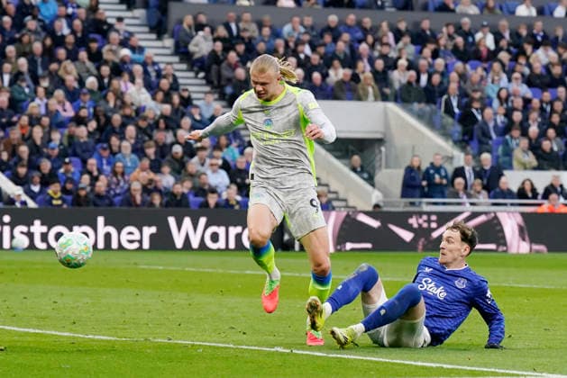 Liverpool, England, 4th May 2026. James Garner of Everton (r) blocks a shot by Erling Haaland of Manchester City during the Everton vs Manchester City Premier League match at Hill Dickinson Stadium, Liverpool. Picture credit should read: Andrew Yates Sportimage EDITORIAL USE ONLY. No use with unauthorised audio, video, data, fixture lists, club league logos or live services. Online in-match use limited to 120 images, no video emulation. No use in betting, games or single club league player publications. SPI_013_AY_Everton_Man_City SPI-4779-0014