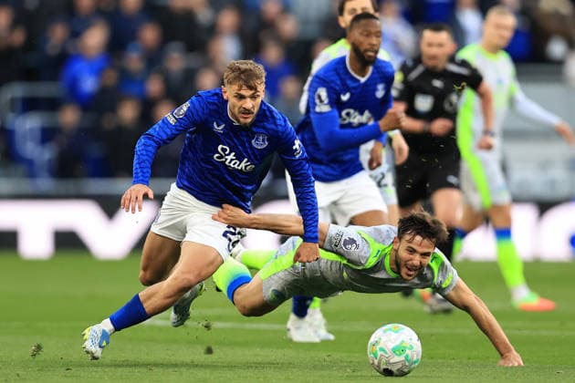 4th May 2026; Hill Dickinson Stadium, Liverpool, England; Premier League Football, Everton versus Manchester City; Kiernan Dewsbury-Hall of Everton competes for the ball with Nico Gonzales of Manchester City DavidxBlunsden